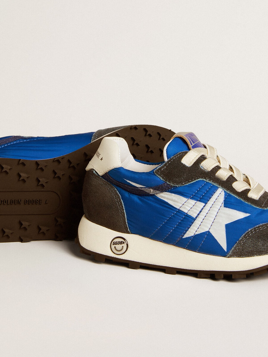 marathon junior in blauw nylon met bedrukte ster en leren hielstuk.