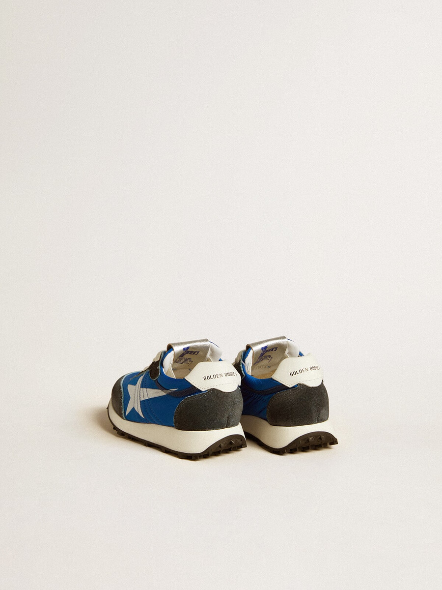 marathon junior in blauw nylon met bedrukte ster en leren hielstuk.