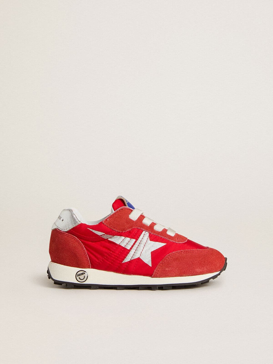 junior marathon in rood nylon met bedrukte ster en leren hielstuk.