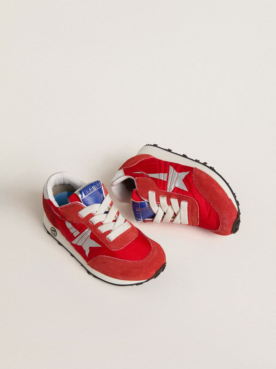 junior marathon in rood nylon met bedrukte ster en leren hielstuk.