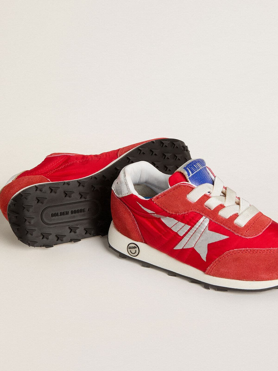 junior marathon in rood nylon met bedrukte ster en leren hielstuk.