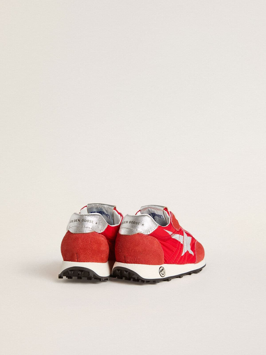 junior marathon in rood nylon met bedrukte ster en leren hielstuk.
