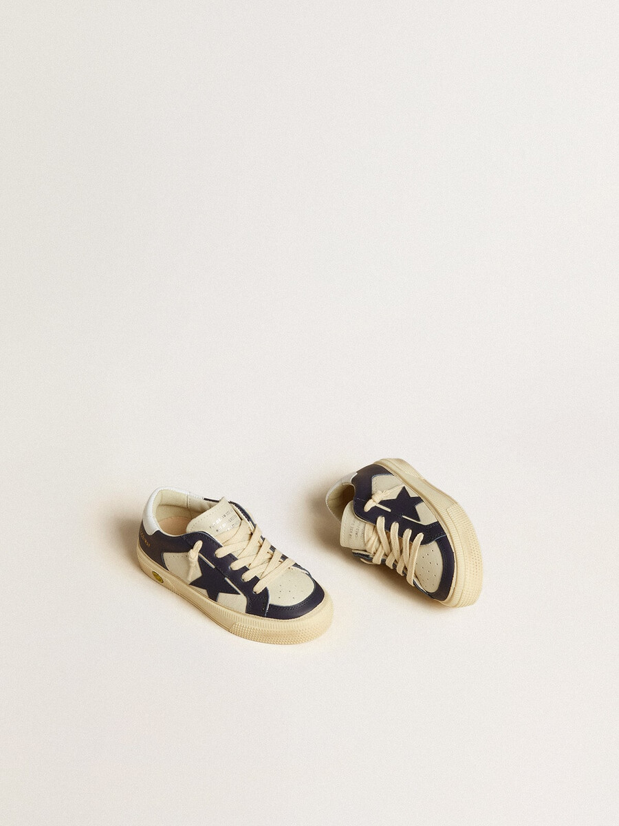 may junior in wit en blauw leer met leren ster en hielstuk.