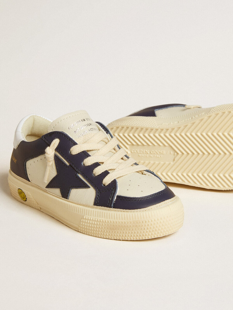 may junior in wit en blauw leer met leren ster en hielstuk.