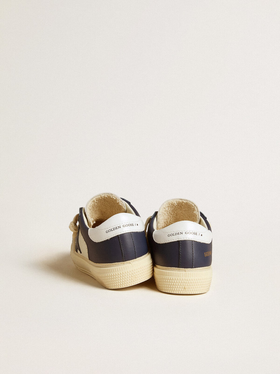 may junior in wit en blauw leer met leren ster en hielstuk.