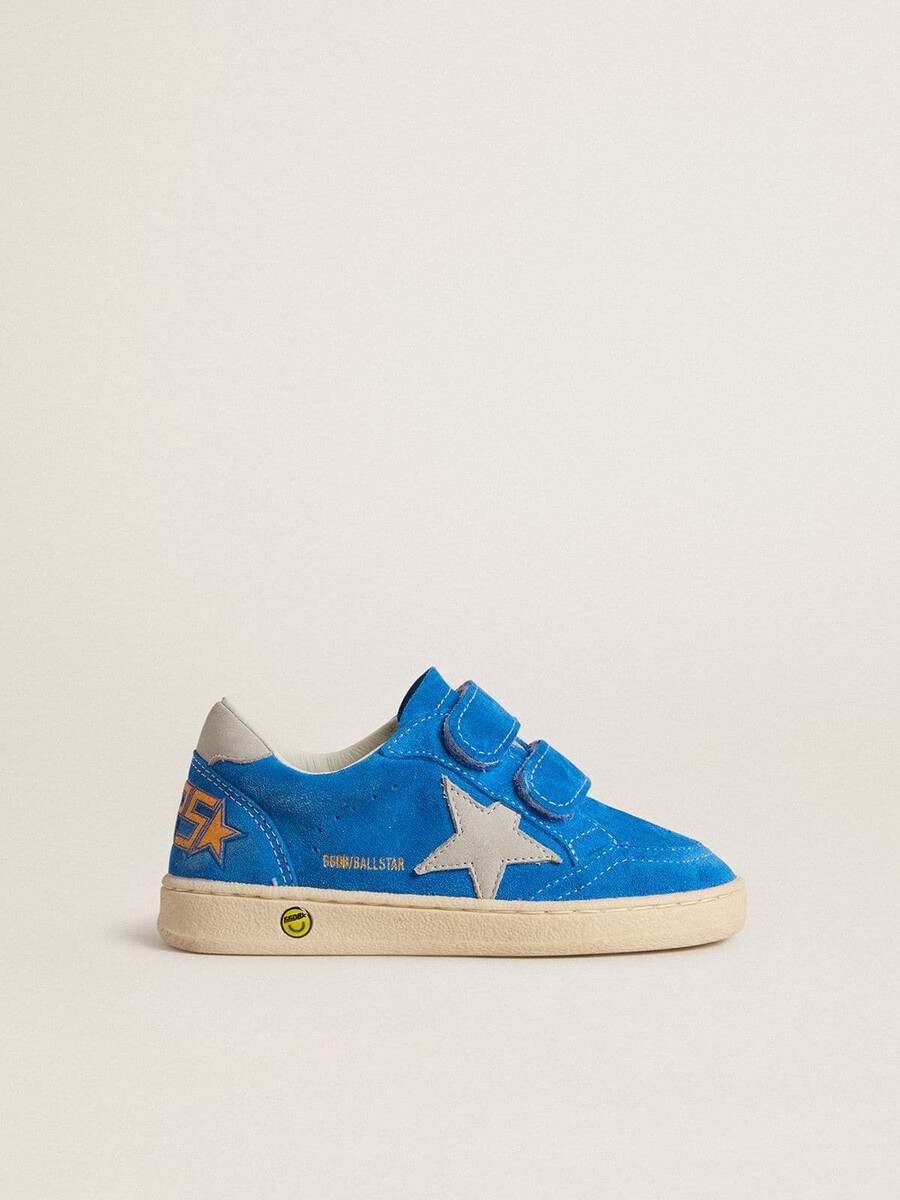 junior ball star in lichtblauw suède met grijze nubuck ster en hielstuk.