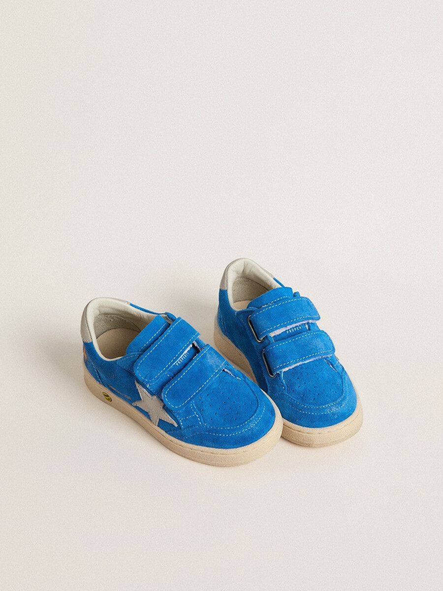 junior ball star in lichtblauw suède met grijze nubuck ster en hielstuk.