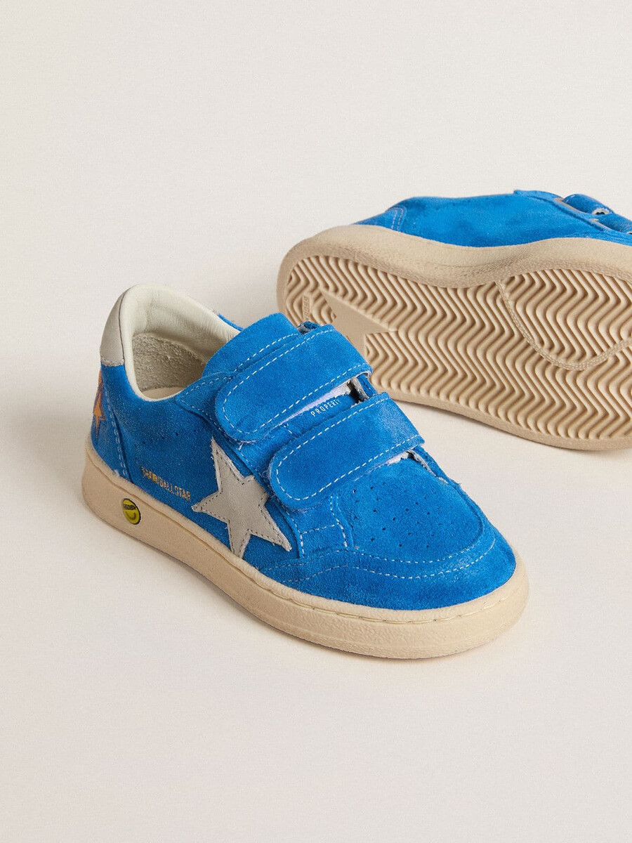 junior ball star in lichtblauw suède met grijze nubuck ster en hielstuk.