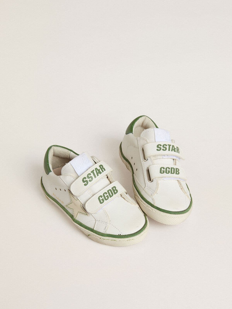 teen old school in wit leer met groene nappa hielversteviging en groene inzetstuk