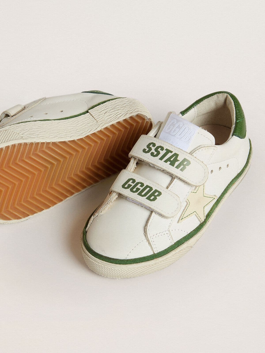 teen old school in wit leer met groene nappa hielversteviging en groene inzetstuk