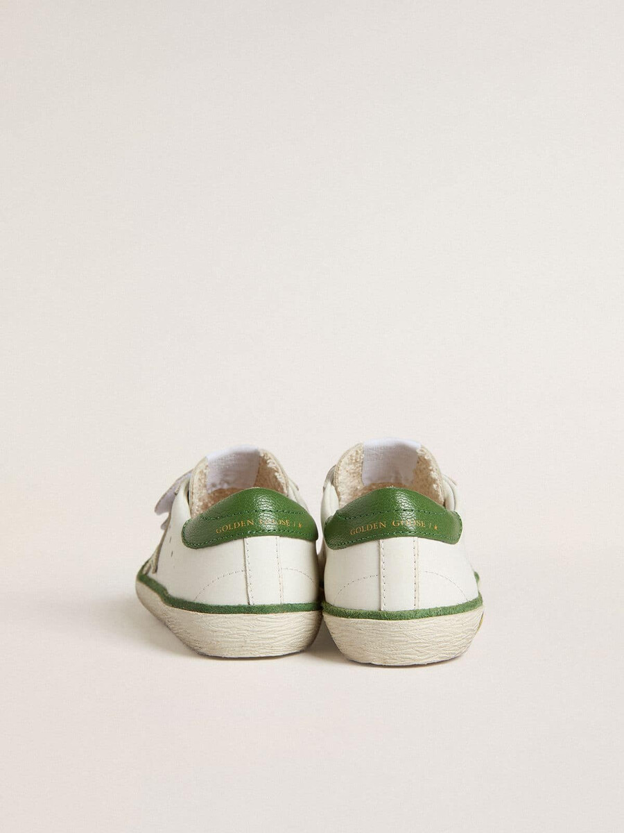 teen old school in wit leer met groene nappa hielversteviging en groene inzetstuk