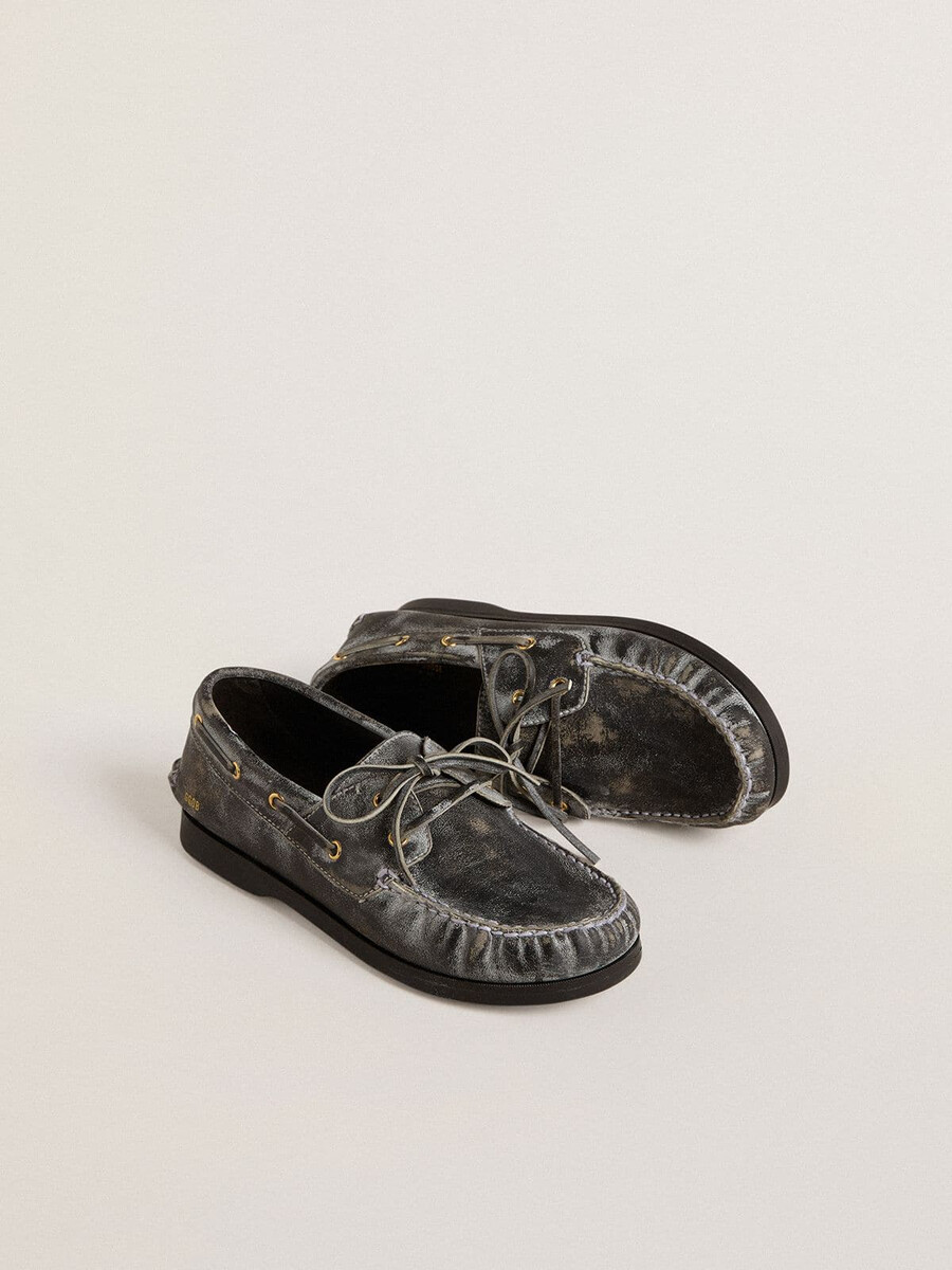 cruise teen loafers in zwart leer met een verwassen look.