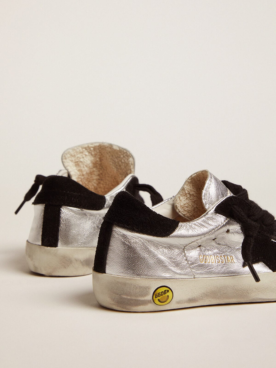 super-star sneakers van zilverkleurig leer met suède inzetstukken.