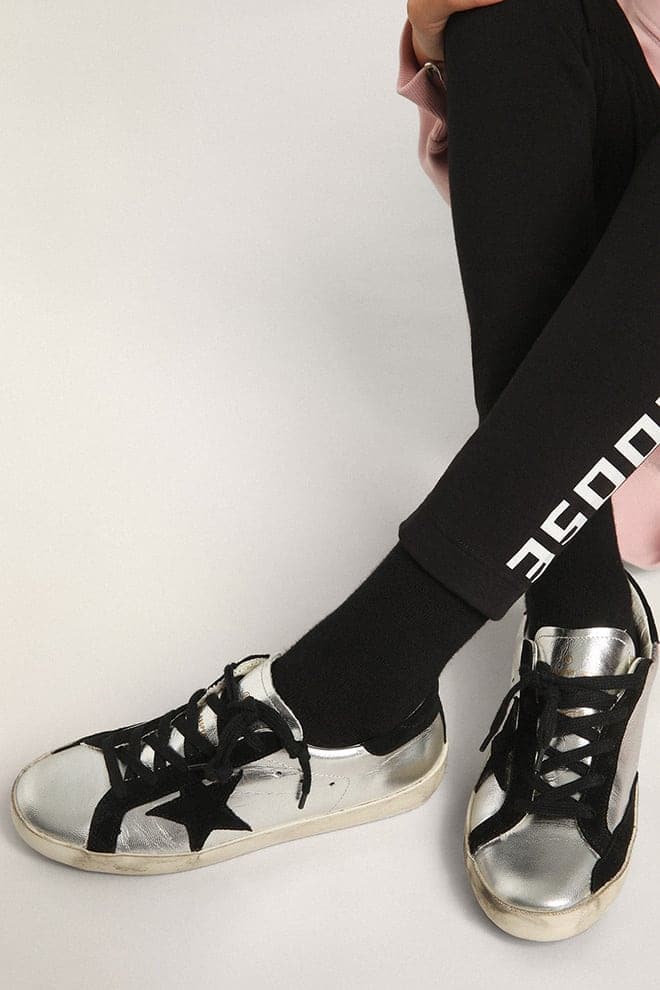 super-star sneakers van zilverkleurig leer met suède inzetstukken.
