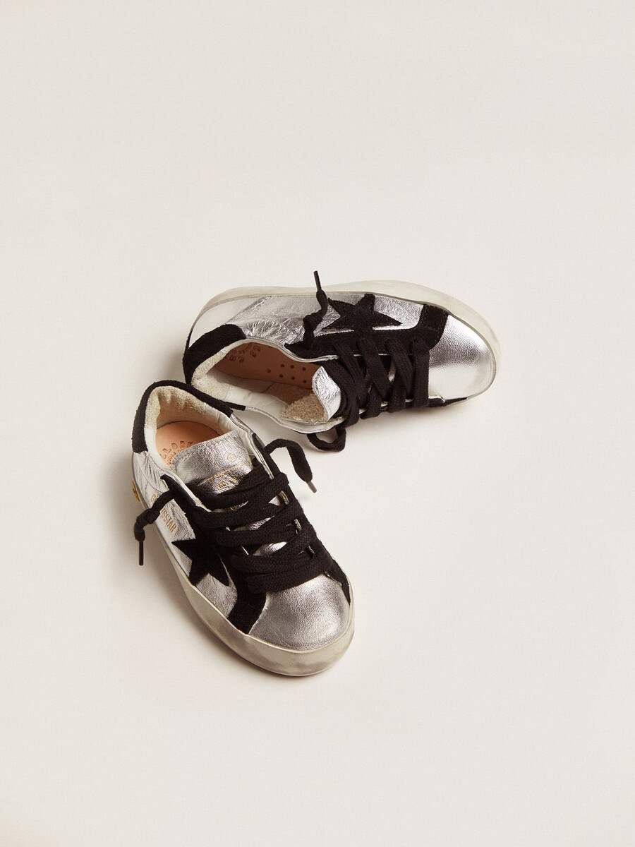super-star sneakers van zilverkleurig leer met suède inzetstukken.