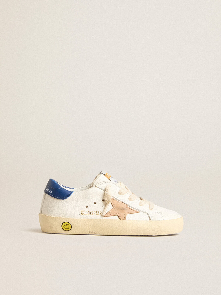 young super-star in nappaleer met een beige ster en een blauw hielstuk.