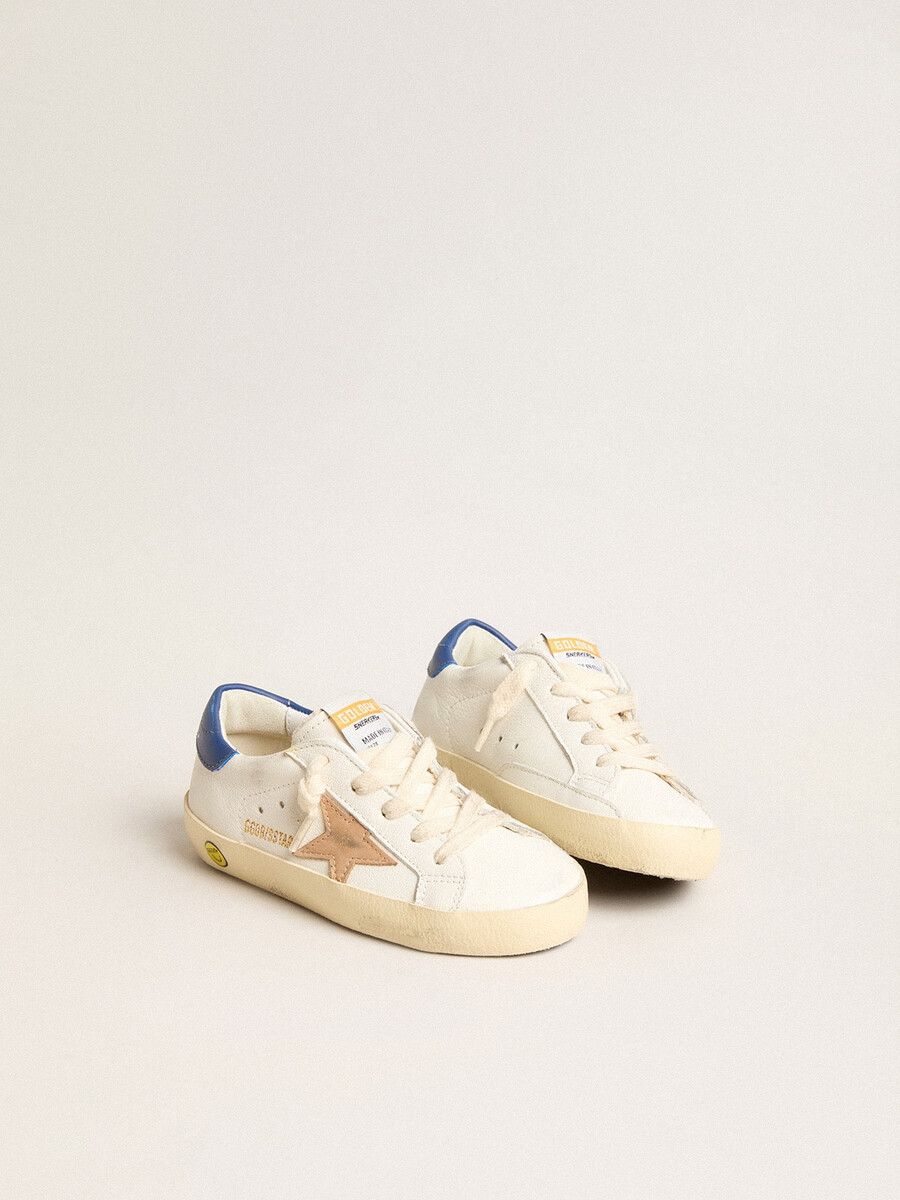 young super-star in nappaleer met een beige ster en een blauw hielstuk.