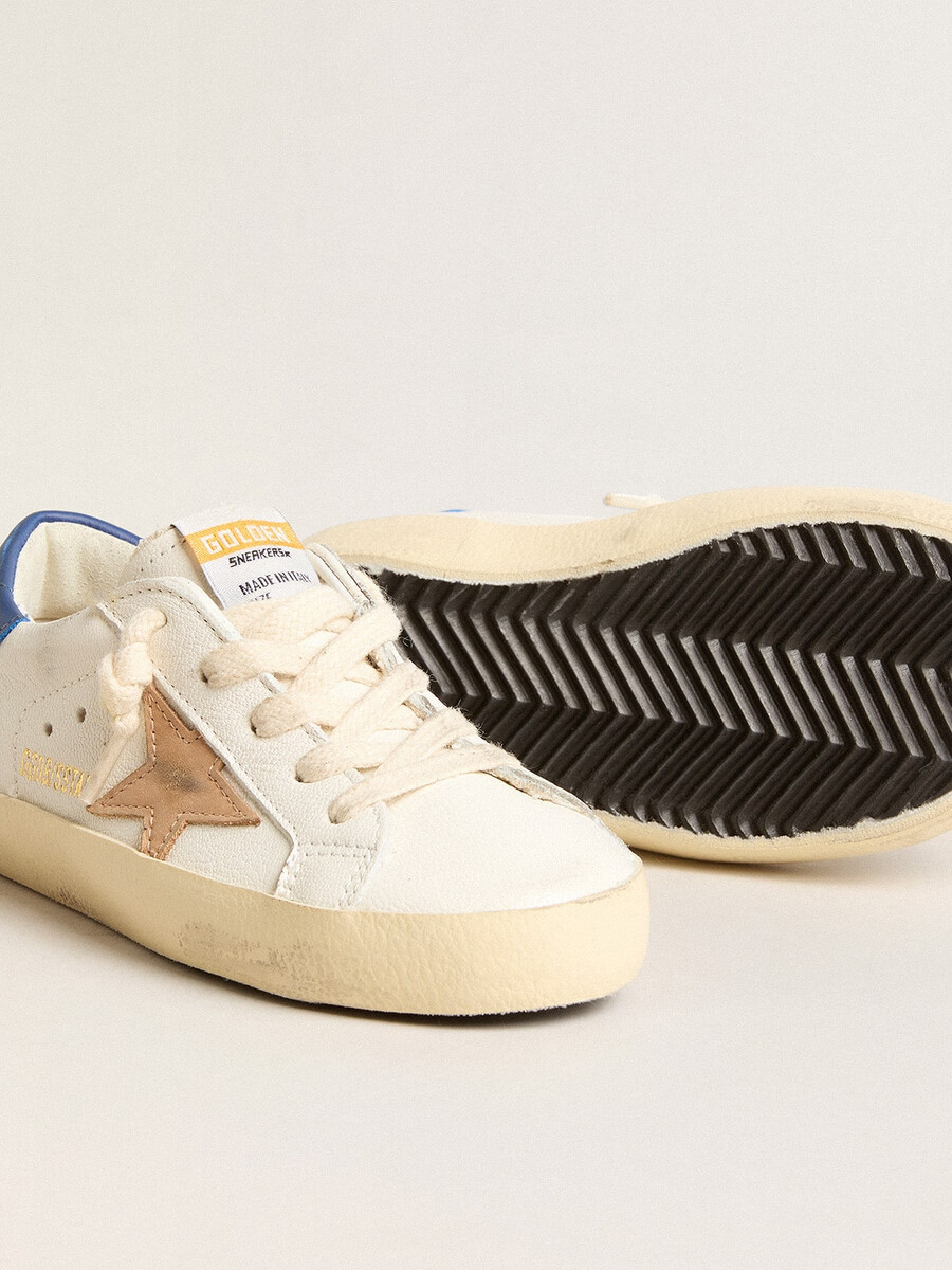young super-star in nappaleer met een beige ster en een blauw hielstuk.