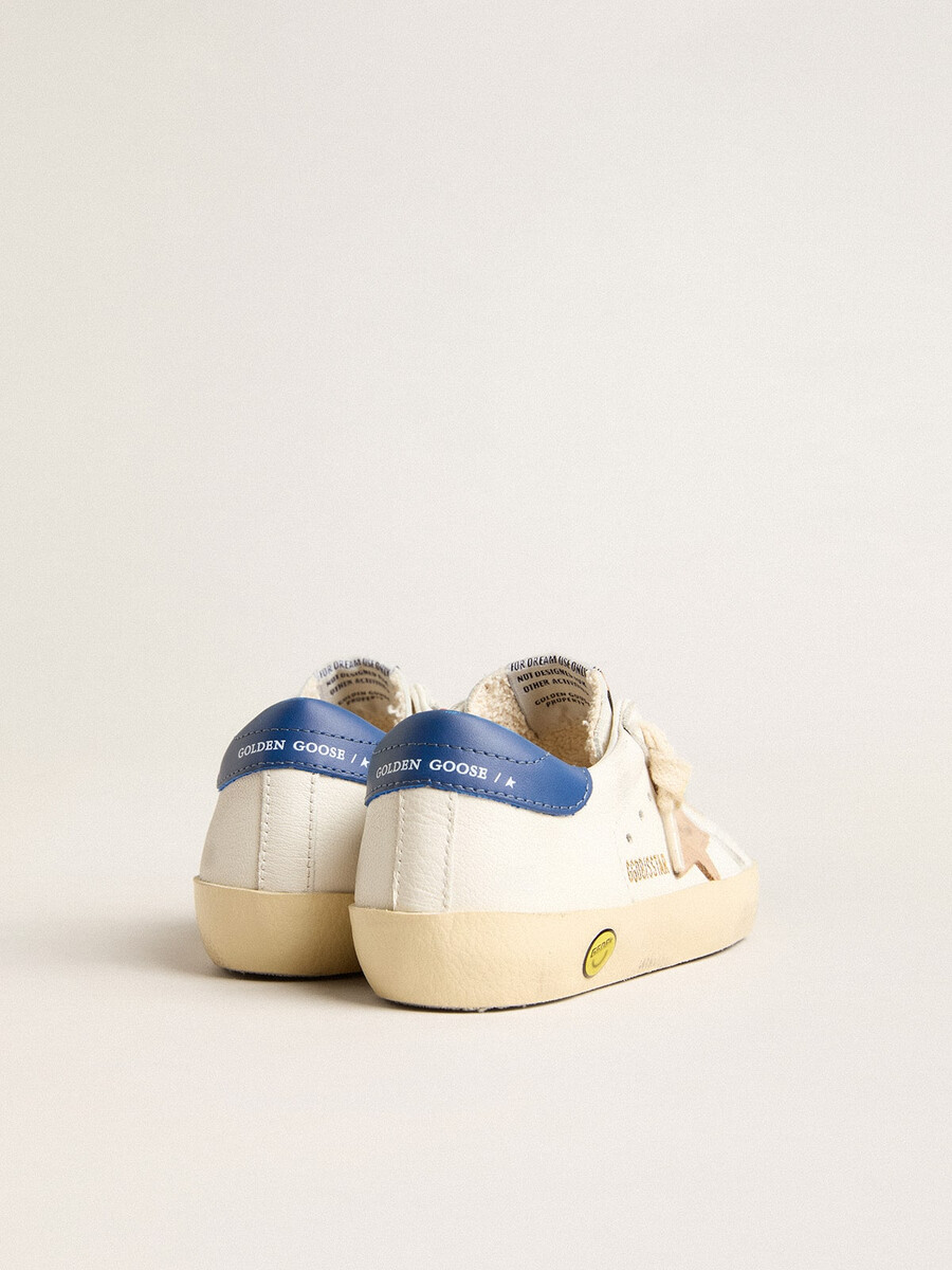 young super-star in nappaleer met een beige ster en een blauw hielstuk.