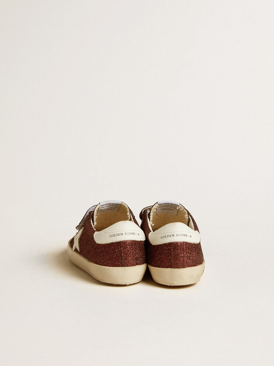 old school junior in bordeauxrode glitter met leren ster en hielstuk.