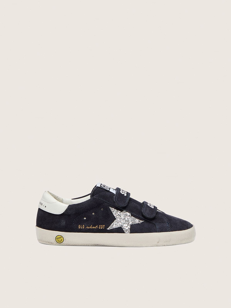 young old school in blauw suède met zilveren glitterster en witte leren hielstuk.
