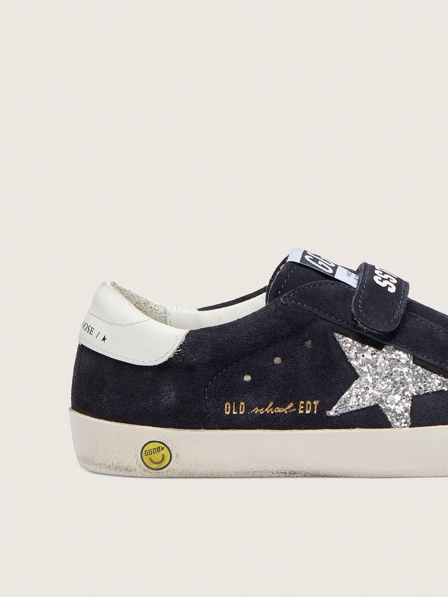 young old school in blauw suède met zilveren glitterster en witte leren hielstuk.