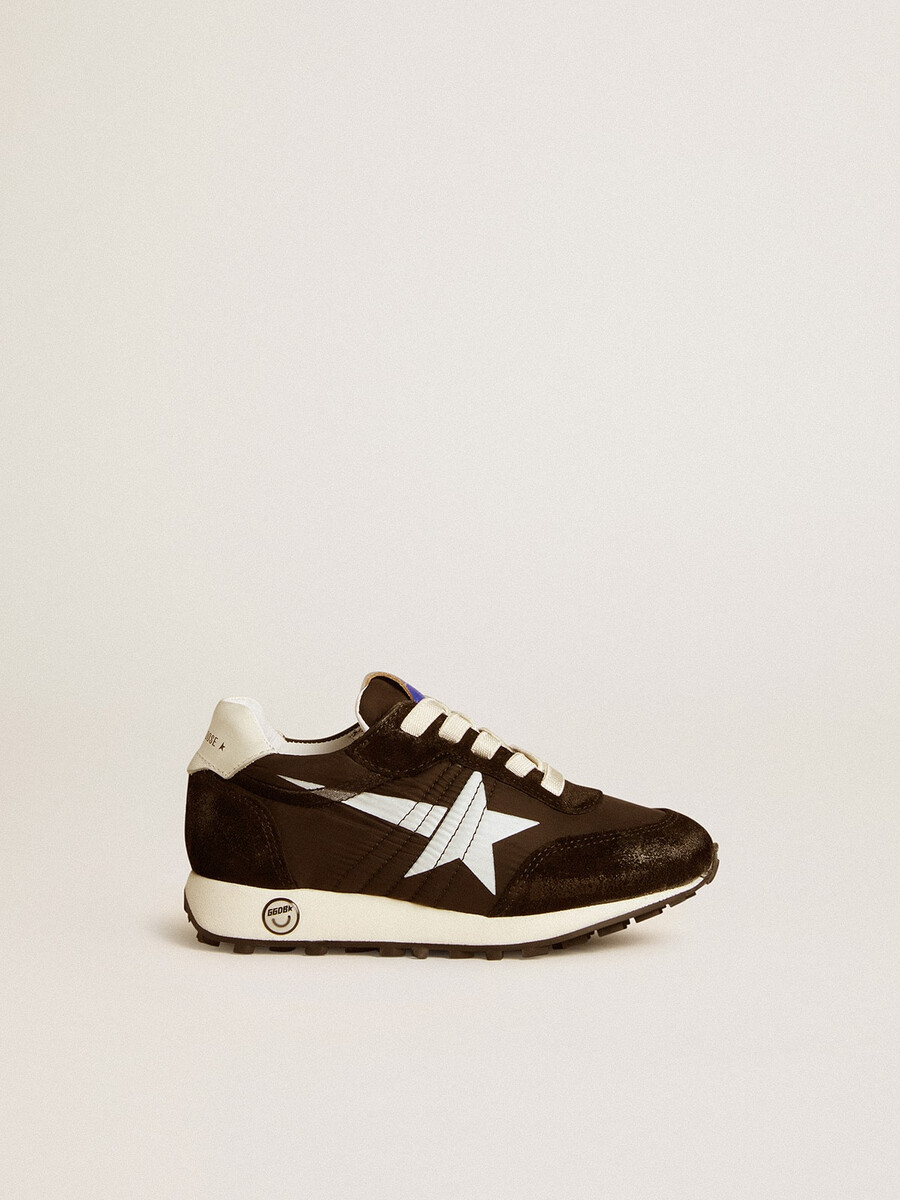 young marathon in zwart nylon met geprinte ster en leren hielstuk.