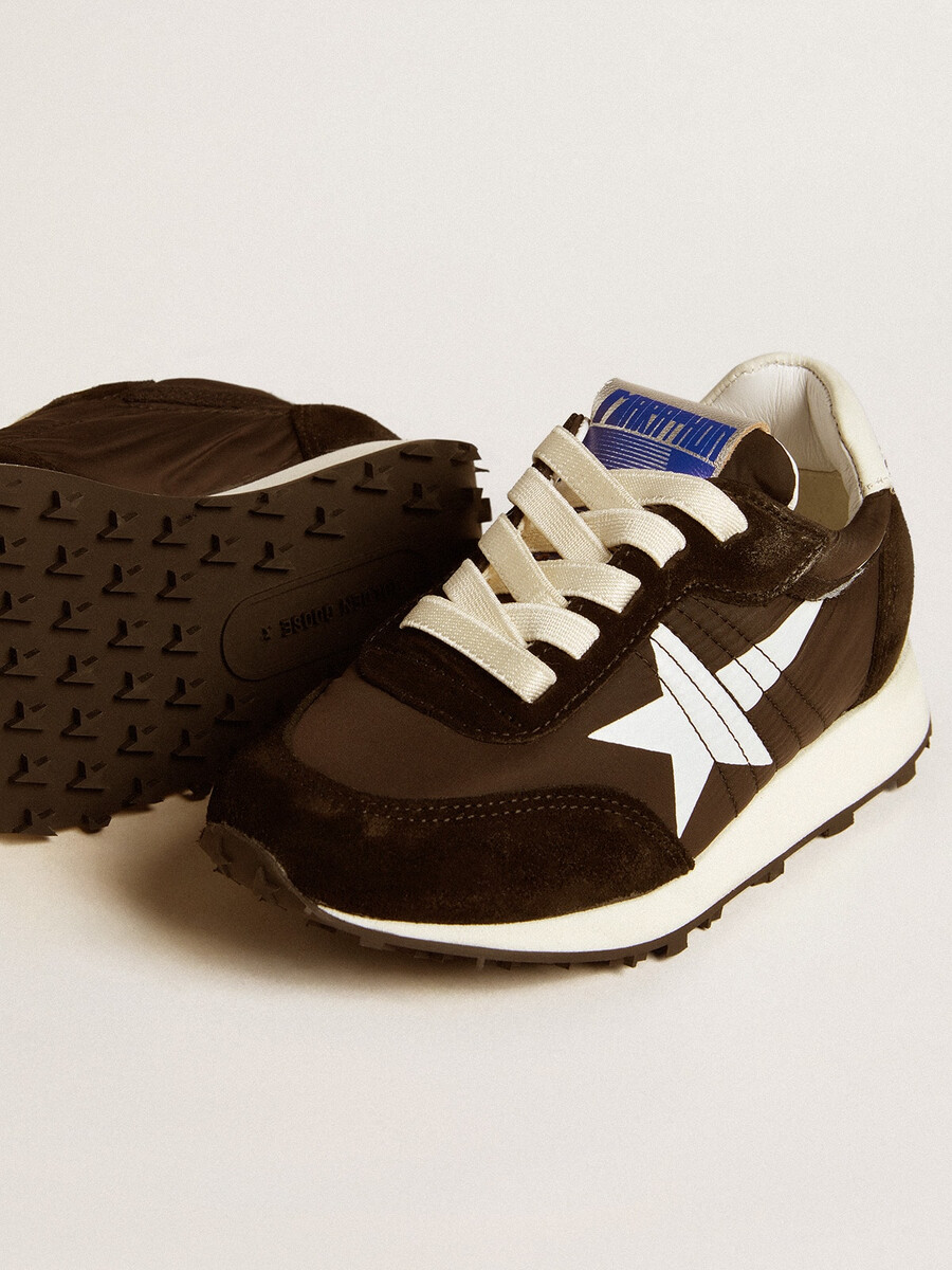 young marathon in zwart nylon met geprinte ster en leren hielstuk.