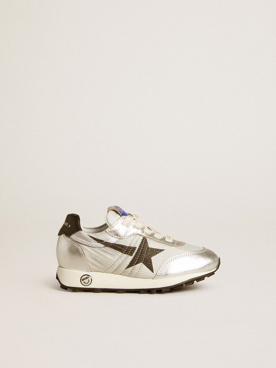 marathon young in zilverkleurig nylon met zwarte ster en leren hielstuk.