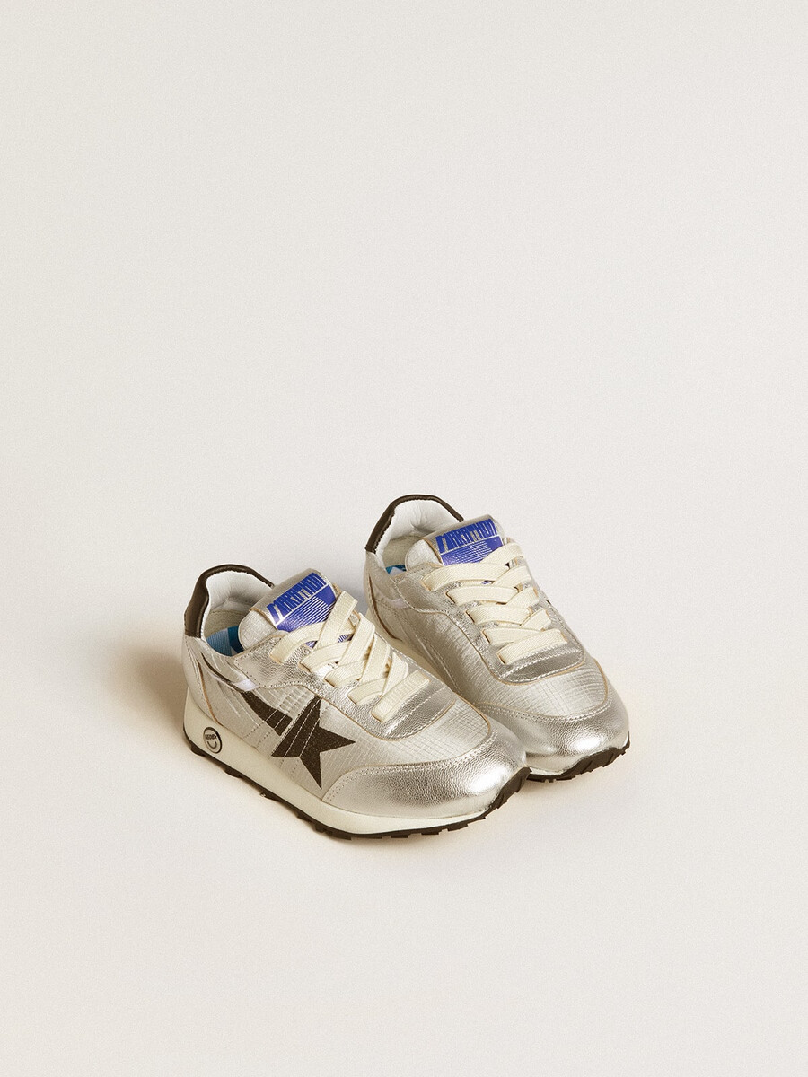 marathon young in zilverkleurig nylon met zwarte ster en leren hielstuk.