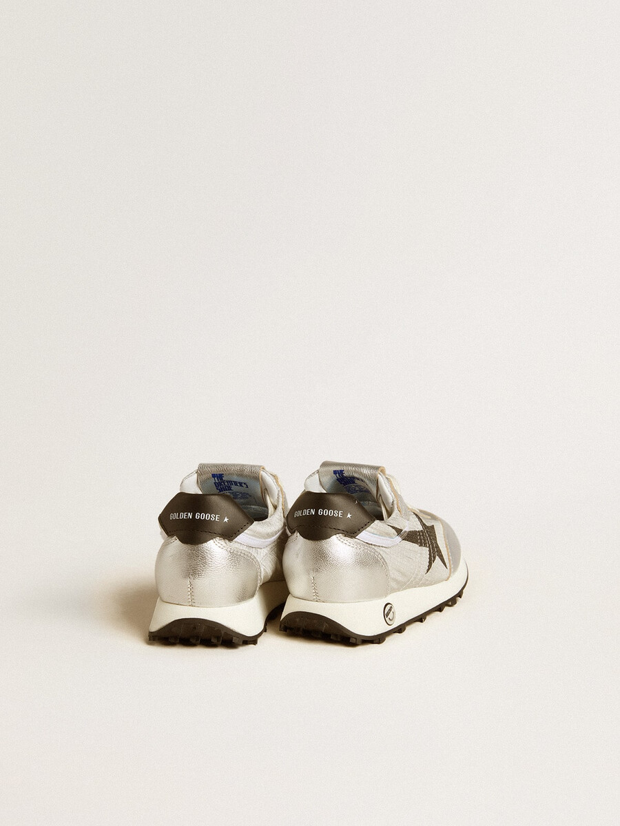 marathon young in zilverkleurig nylon met zwarte ster en leren hielstuk.