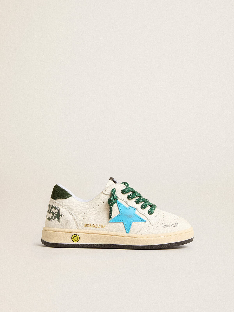 jonge ball star met turquoise ster en groene suède hielstuk.