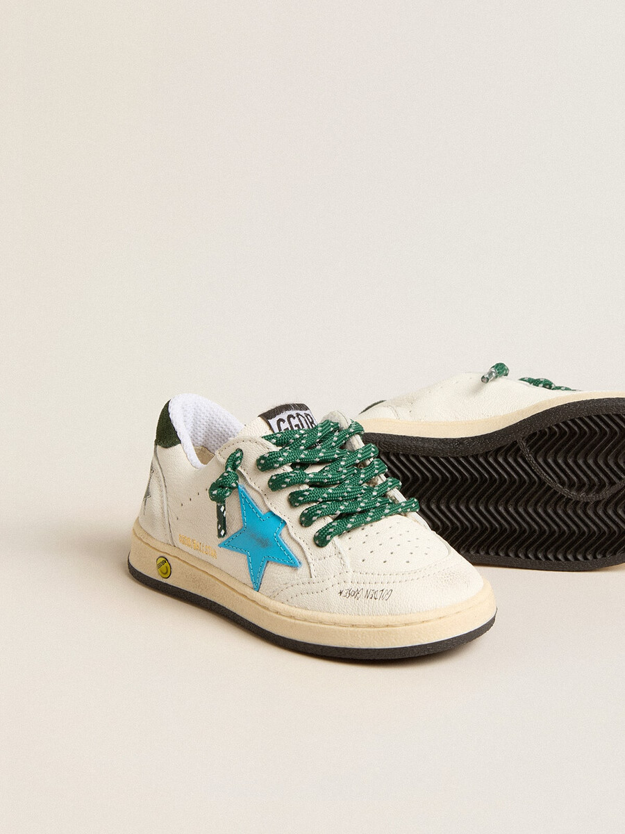 jonge ball star met turquoise ster en groene suède hielstuk.