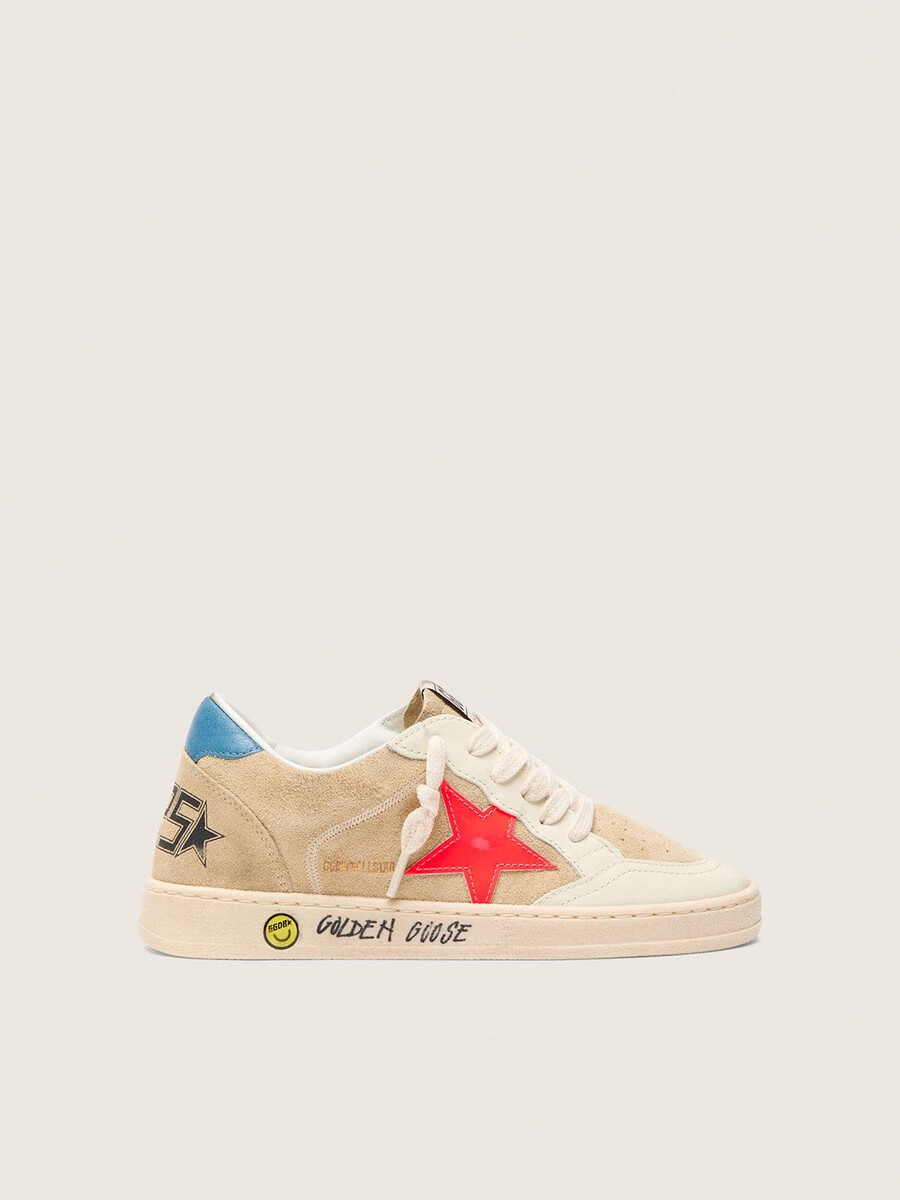 ball star young in beige suède met rode ster en lichtblauwe hielband.