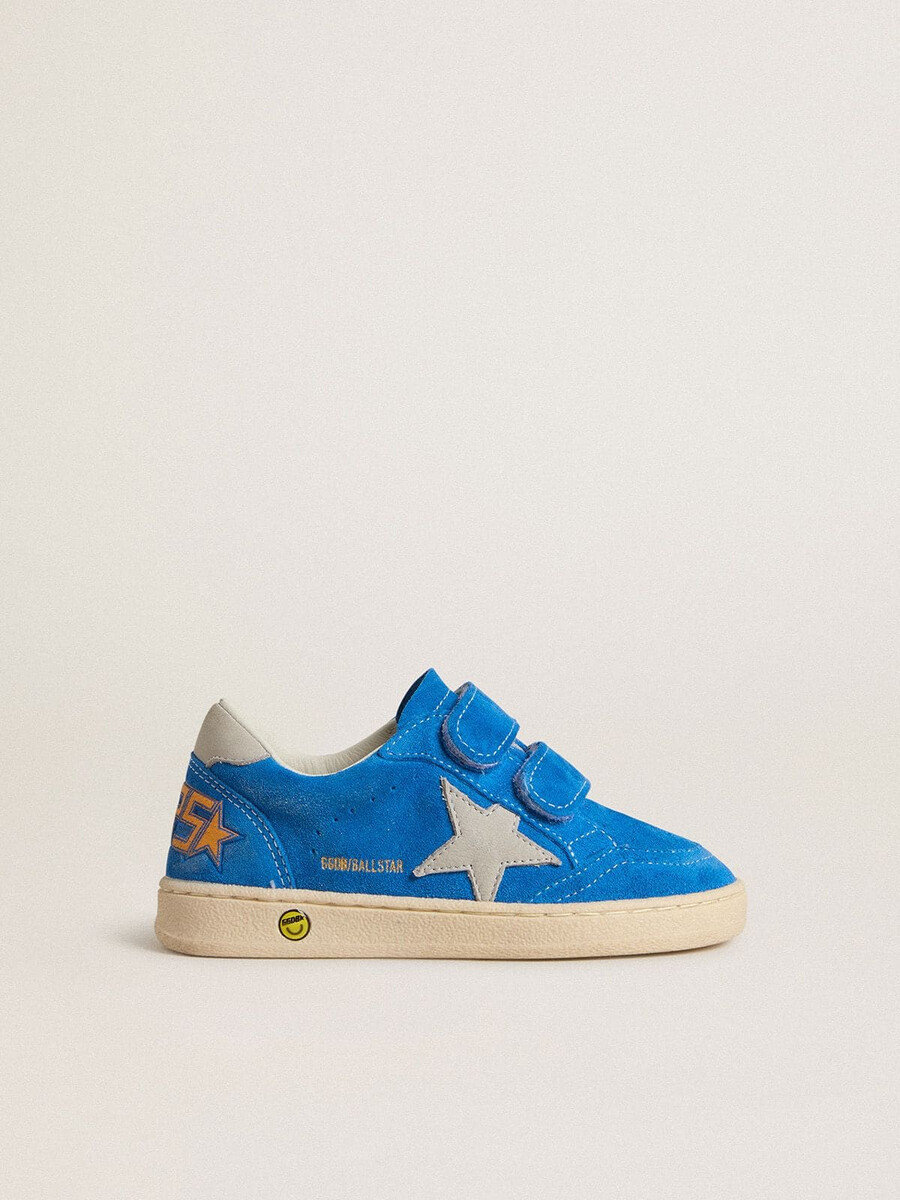 young ball star in lichtblauw suède met grijze nubuck ster en hielstuk.