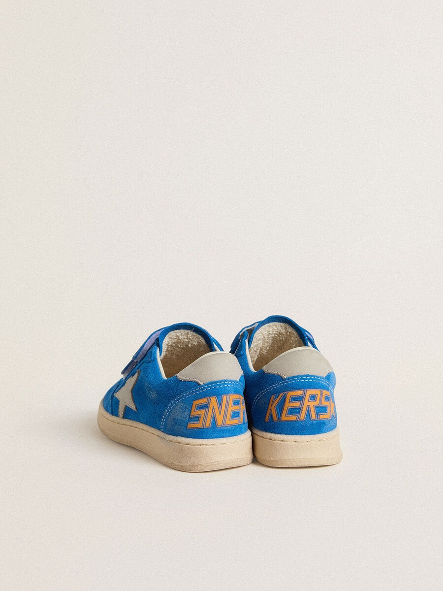 young ball star in lichtblauw suède met grijze nubuck ster en hielstuk.