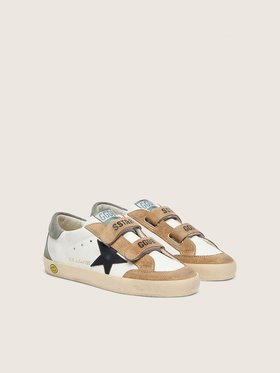 young old school met een zwarte leren ster en beige en groene suède inzetstukken.