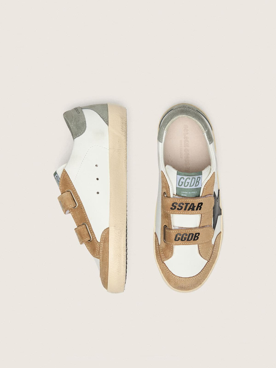 young old school met een zwarte leren ster en beige en groene suède inzetstukken.