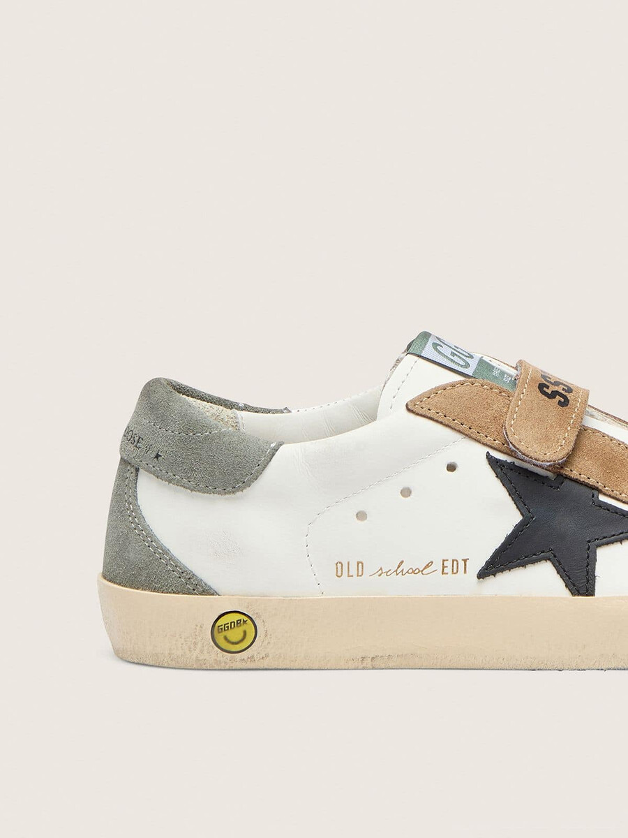 young old school met een zwarte leren ster en beige en groene suède inzetstukken.