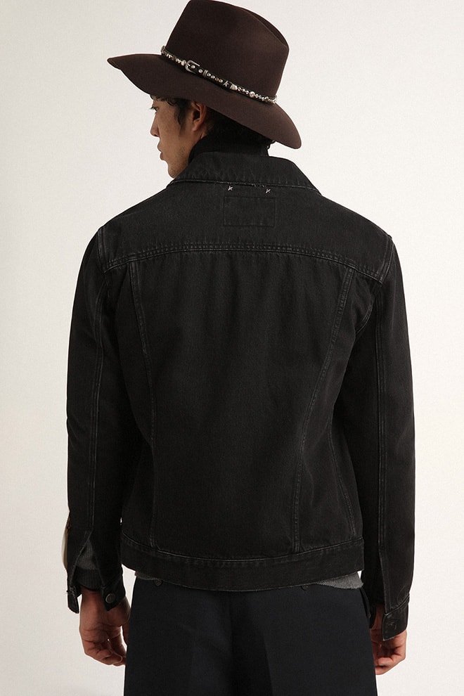 zwarte denimjas voor heren met een lichte wassing.