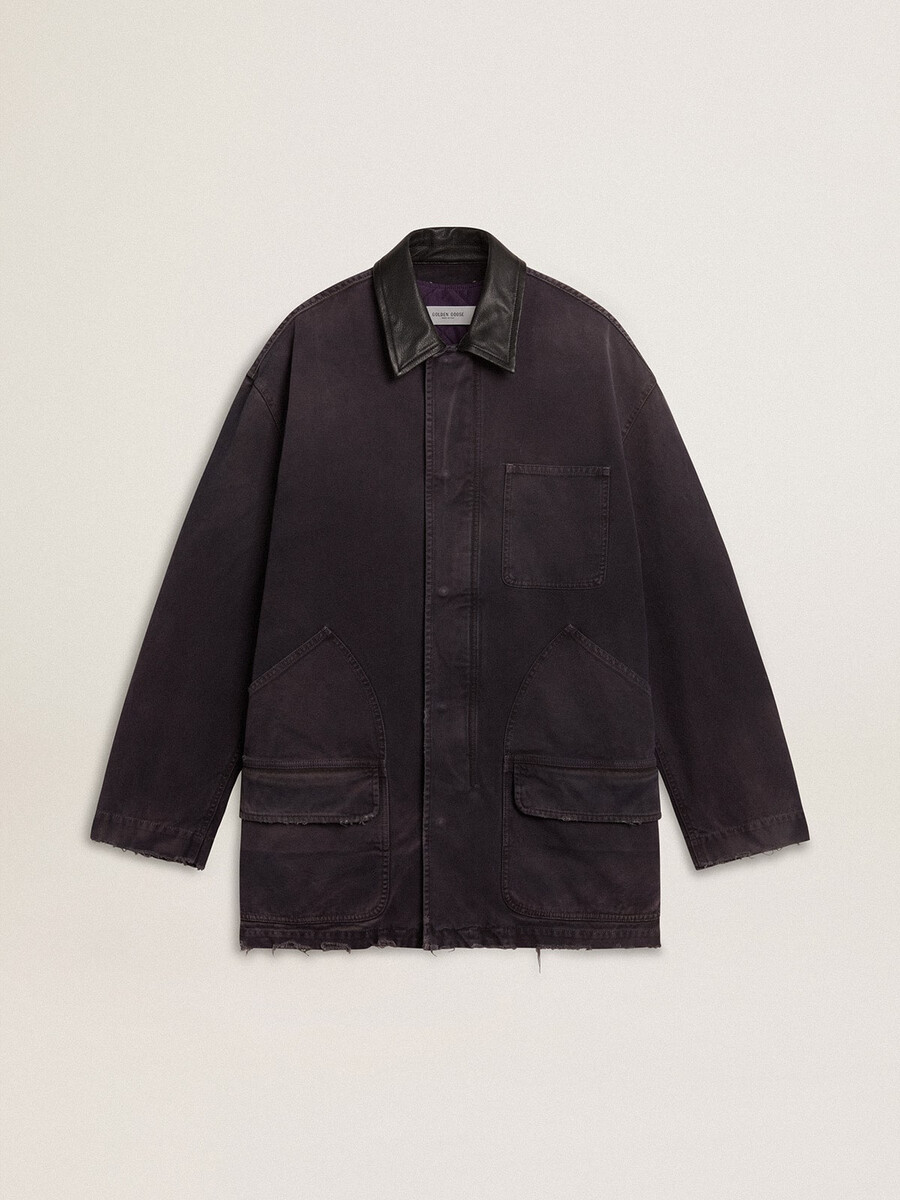 spijkerjas voor heren met een verwassen look en leren kraag.