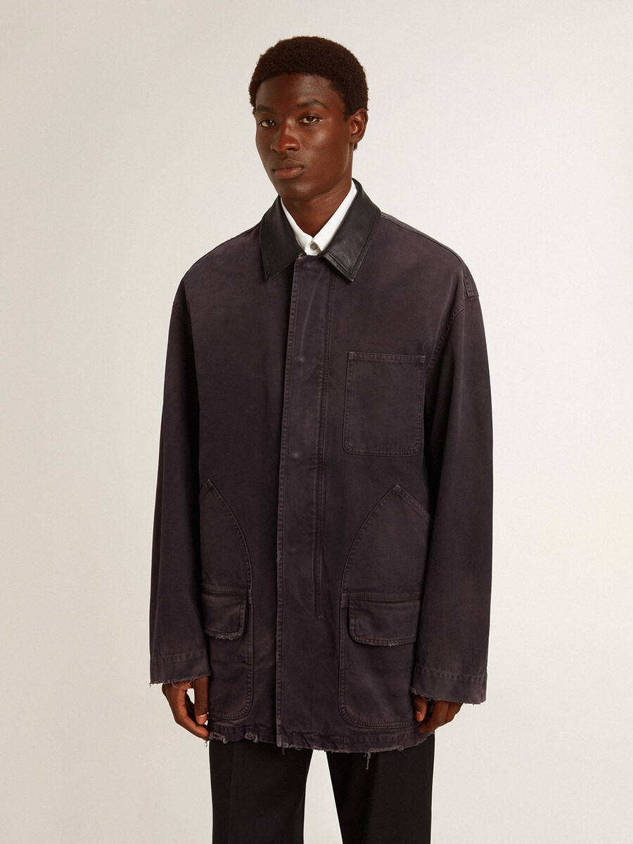spijkerjas voor heren met een verwassen look en leren kraag.