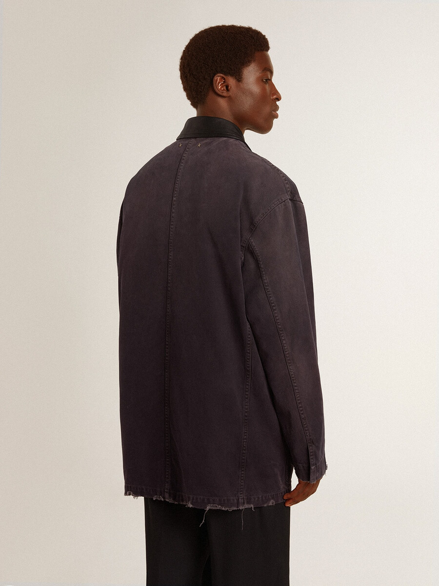 spijkerjas voor heren met een verwassen look en leren kraag.