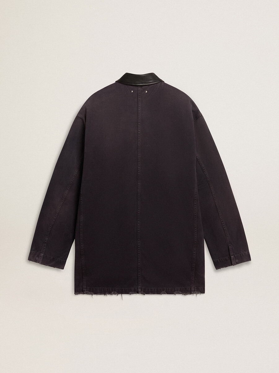 spijkerjas voor heren met een verwassen look en leren kraag.