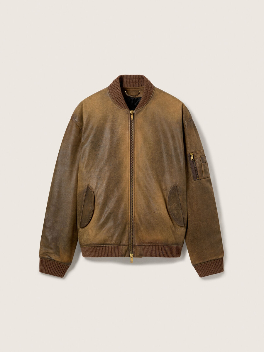 bruine leren bikerjas met een gedragen look.