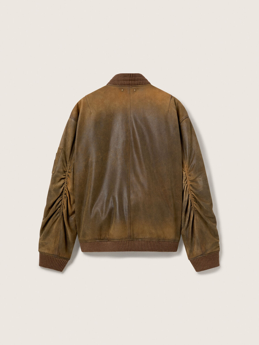 bruine leren bikerjas met een gedragen look.