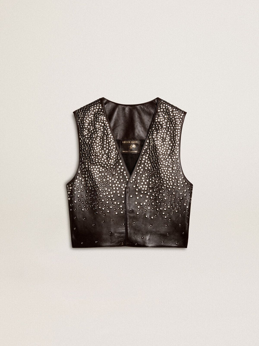 damesvest van zwart leer met studs in kleurverloop.