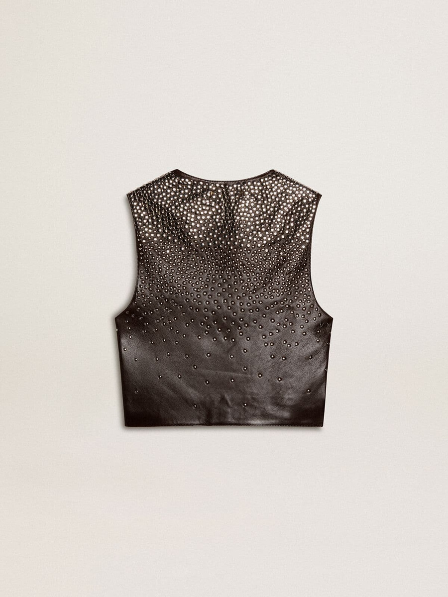 damesvest van zwart leer met studs in kleurverloop.