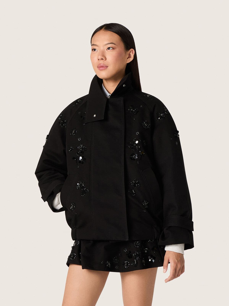 oversized damesjas van zwarte katoenen twill met geborduurde bloemen en pailletten.