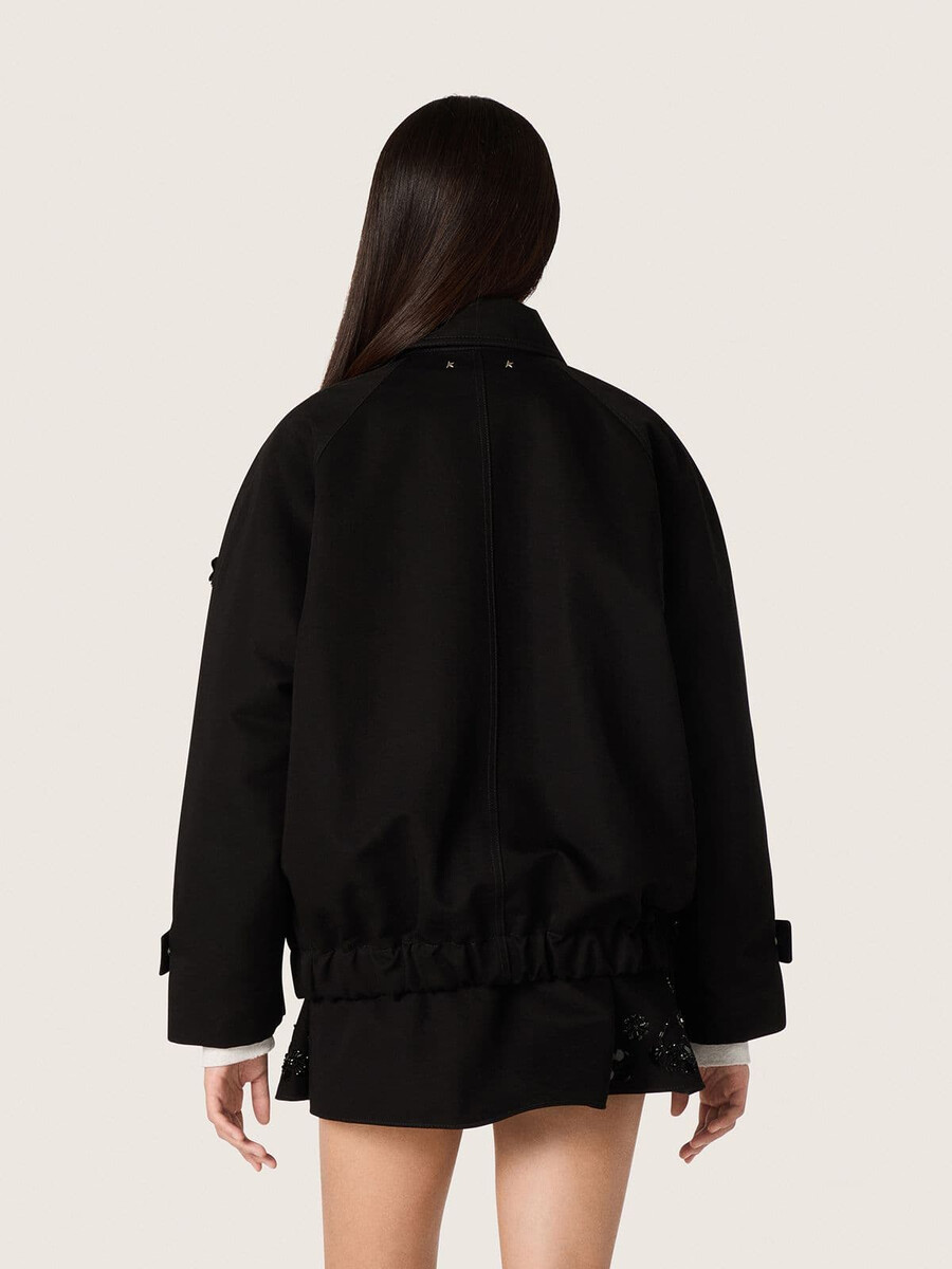 oversized damesjas van zwarte katoenen twill met geborduurde bloemen en pailletten.
